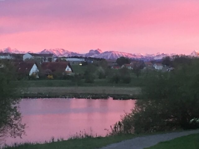 Morgenrot mit Bergblick