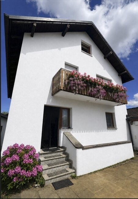 Vielseitiges Familienhaus in Altdorf – Raum für 1 bis 3 Parteien Vielseitiges Familienhaus in Altdorf – Raum für 1 bis 3 Parteien
